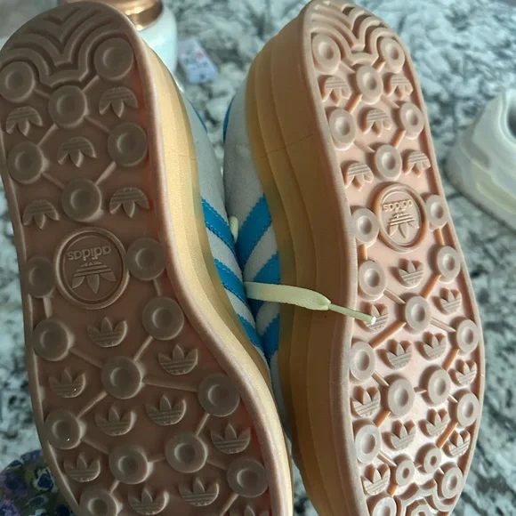 Adidas - Picture 3 of 4